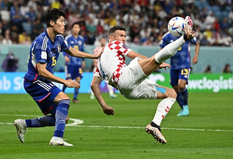 Ivan Perisic của Croatia trong trận đấu với Takehiro Tomiyasu của Nhật Bản. Ảnh: Dylan Martinez/Reuters.