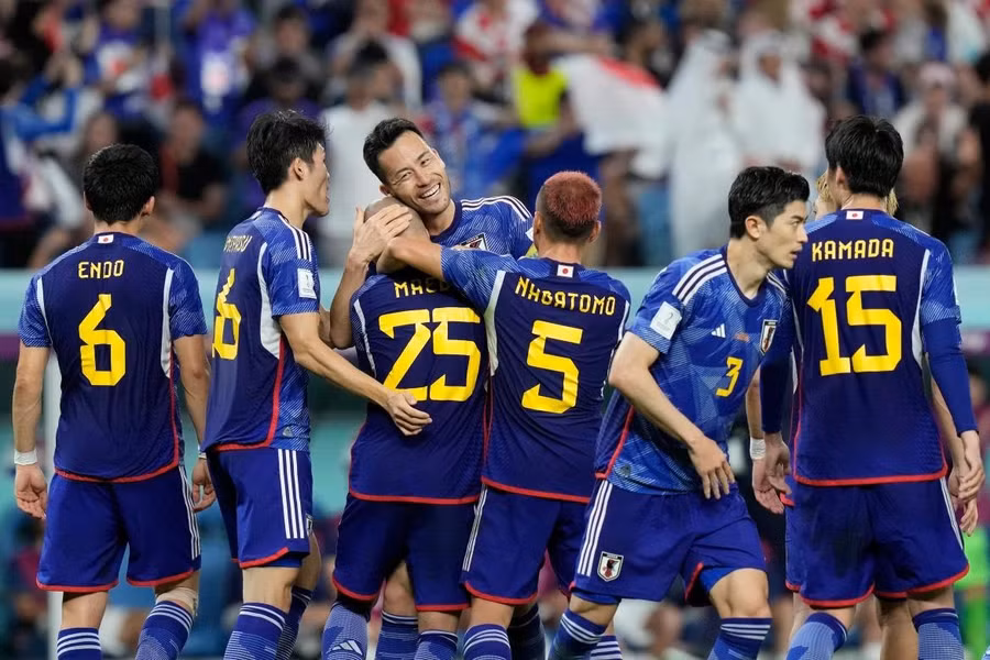 Đội tuyển Nhật Bản ăn mừng bàn thắng đầu tiên. Ảnh: Eugene Hoshiko/AP.