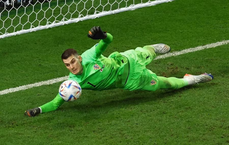 Thủ môn Dominik Livakovic của Croatia cản phá thành công quả phạt đền từ Kaoru Mitoma của Nhật Bản trong loạt sút luân lưu. Ảnh: Lee Smith/Reuters.