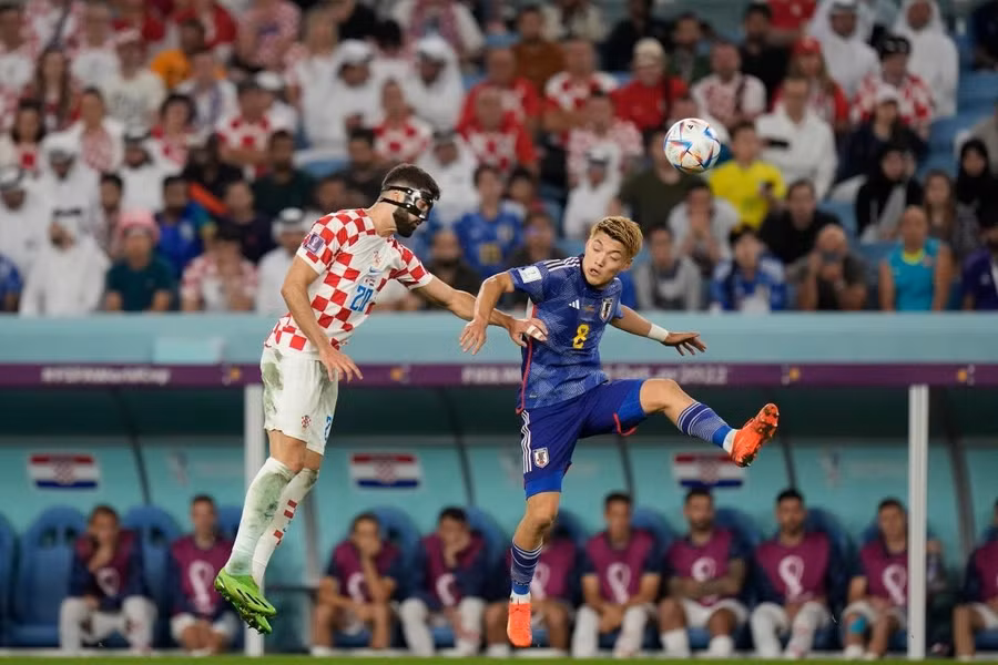 Ritsu Doan của Nhật Bản tranh bóng cùng với Josko Gvardiol của Croatia. Ảnh: Alessandra Tarantino/ AP.