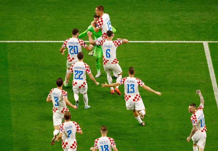 Đội tuyển Croatia đã giành chiến thắng 3 - 1 trong loạt sút luân lưu và vào tứ kết World Cup 2022. Ảnh: Peter Cziborra/Reuters.