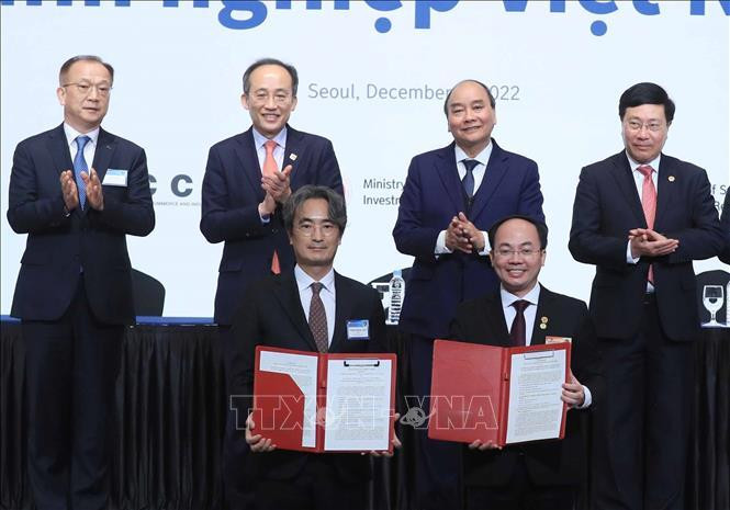 Chủ tịch nước Nguyễn Xuân Phúc và Phó Thủ tướng Hàn Quốc Choo Kyung-ho chứng kiến lễ trao biên bản hợp tác giữa các doanh nghiệp hai nước. Chủ tịch nước Nguyễn Xuân Phúc và Phó Thủ tướng Hàn Quốc Choo Kyung-ho chứng kiến lễ trao biên bản hợp tác giữa các doanh nghiệp hai nước.