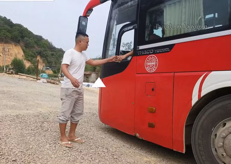 Nhóm người lập chốt thu tiền 