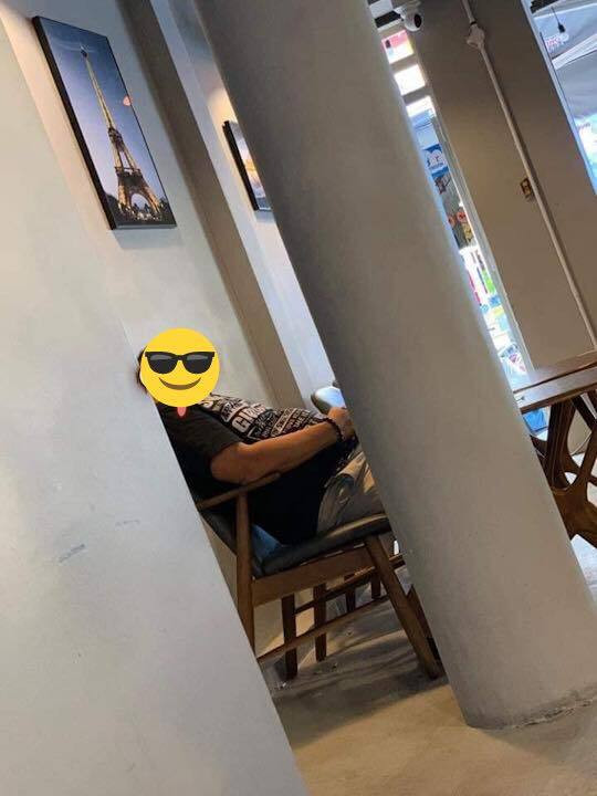 Người đàn ông mang theo chai nước 1,5l đến quán cà phê uống, ngồi từ sáng đến tối mới chịu về