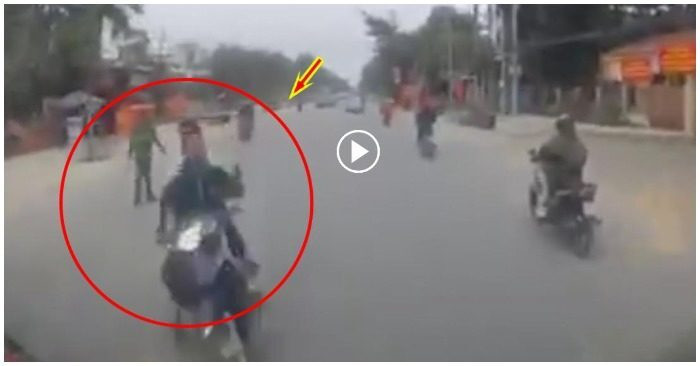 Đánh lái tránh CSGT, hai nam thanh niên tông trực diện vào đầu xe tải