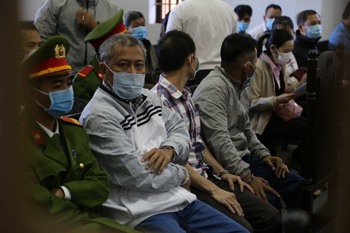 Nửa tháng xét xử