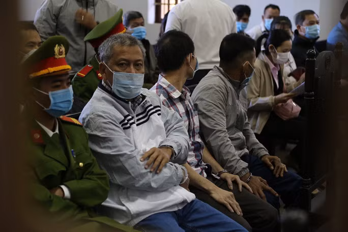 Nửa tháng xét xử 