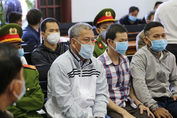 Nửa tháng xét xử