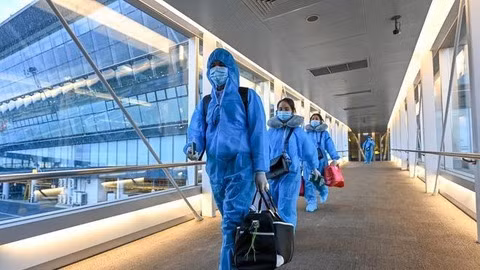 Nam nhân viên sân bay mắc Covid-19 ở Quảng Ninh từng đến bệnh viện, đi hát karaoke