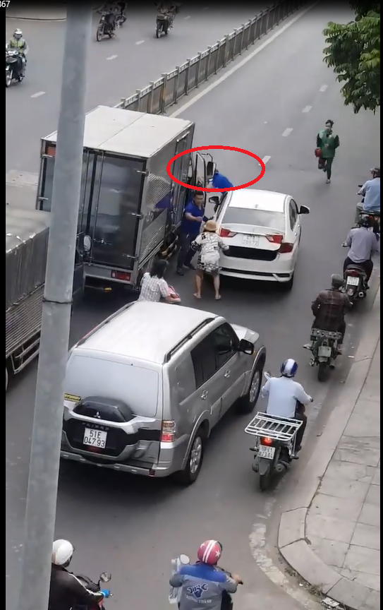 Sau va chạm giao thông, thanh niên mở cốp ô tô rút kiếm truy đuổi tài xế xe tải trên phố