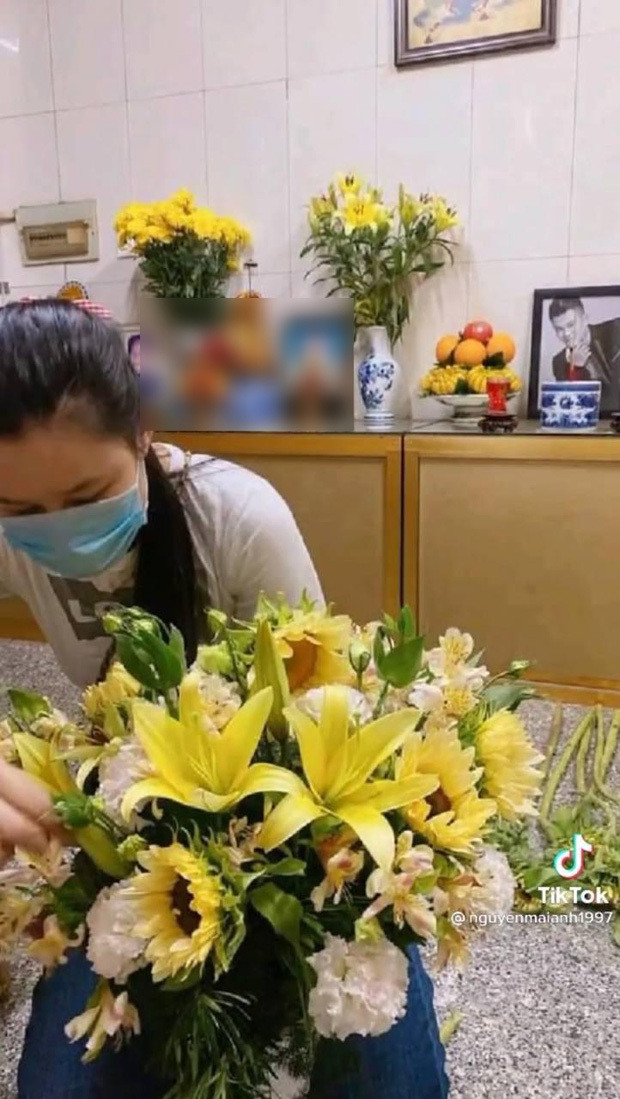 Vợ cố ca sĩ Vân Quang Long lặng lẽ đến cắm hoa viếng chồng hậu ồn ào