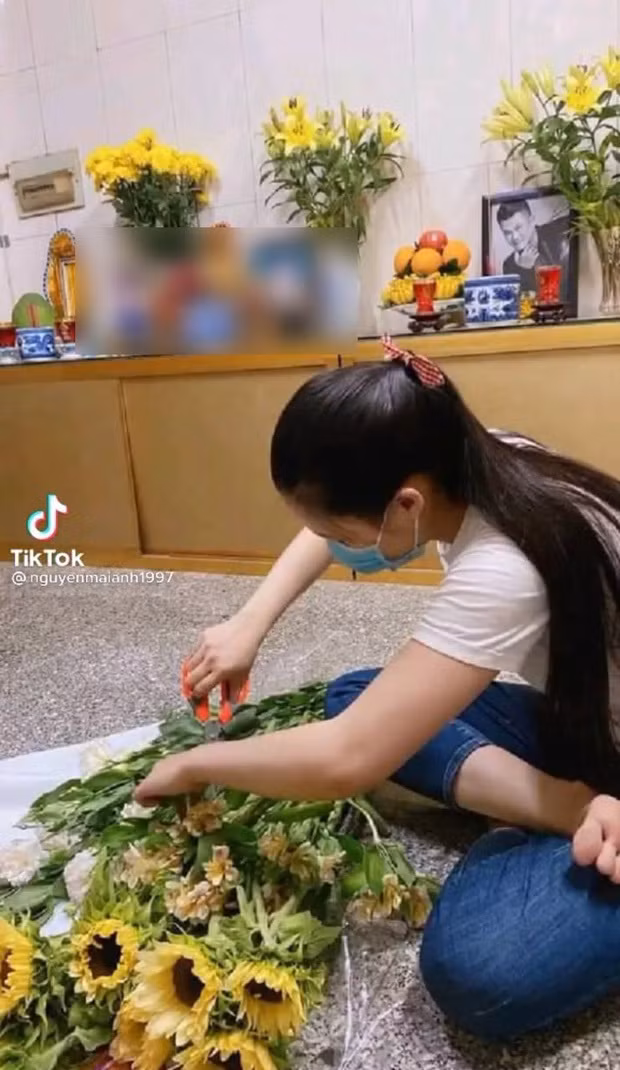 Vợ cố ca sĩ Vân Quang Long lặng lẽ đến cắm hoa viếng chồng hậu ồn ào