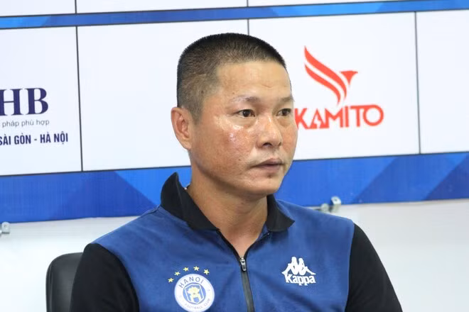 Nam Định tưới ướt sân để phá lối chơi của Hà Nội