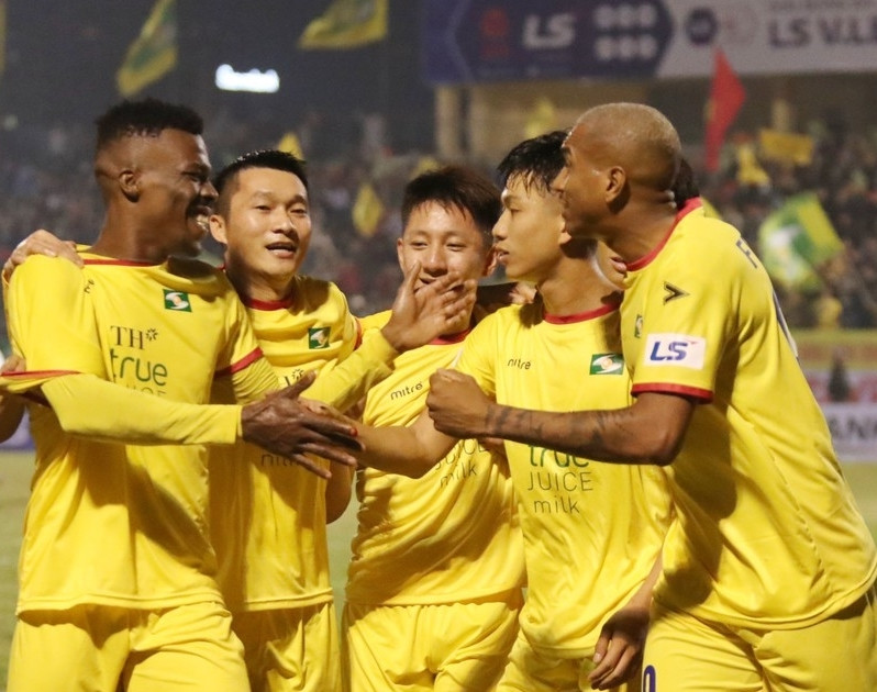 CLB SLNA mang 4 Tây vào phố Núi
