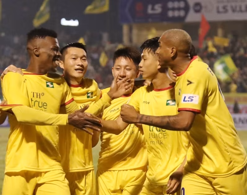 CLB SLNA mang 4 Tây vào phố Núi 