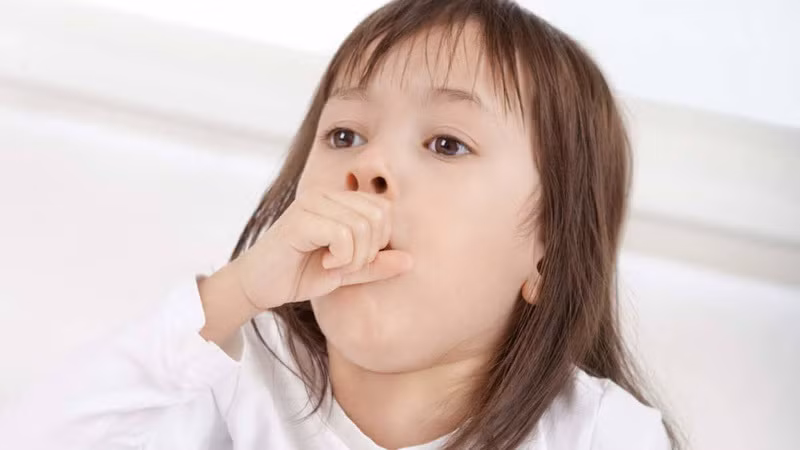 Hạt lạc kẹt trong đường thở khiến bé gái thở rít, mặt tím tái