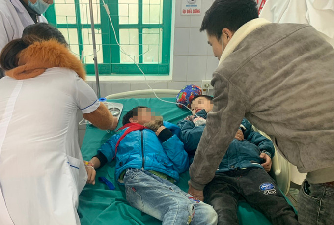 Nhiều học sinh nhập viện sau khi ăn xôi và bánh mì mua ở cổng trường