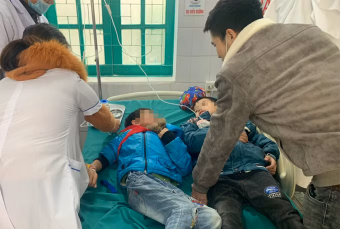 Nhiều học sinh nhập viện sau khi ăn xôi và bánh mì mua ở cổng trường