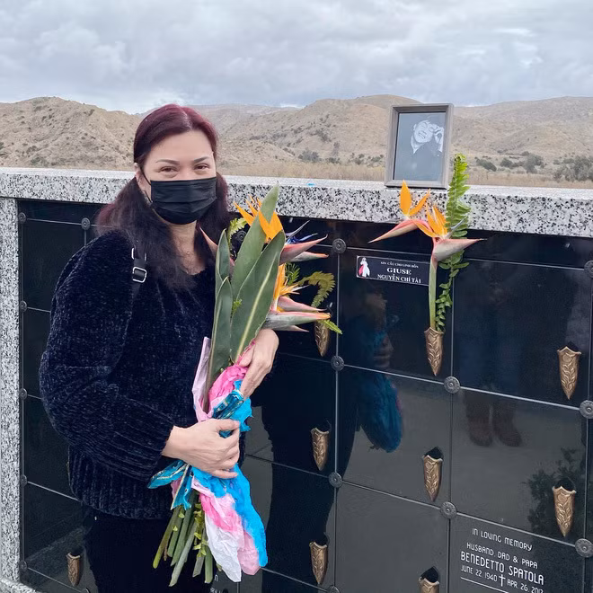 Bạn bè xót xa tiết lộ ca sĩ Phương Loan đứng khóc ở nơi an nghỉ của cố nghệ sĩ Chí Tài