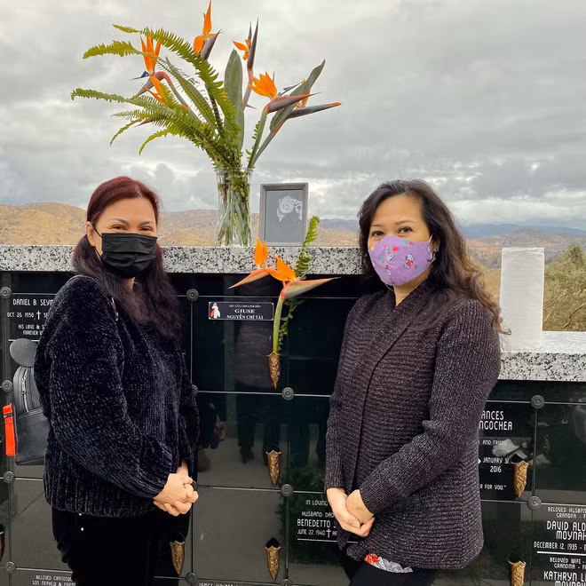 Bạn bè xót xa tiết lộ ca sĩ Phương Loan đứng khóc ở nơi an nghỉ của cố nghệ sĩ Chí Tài