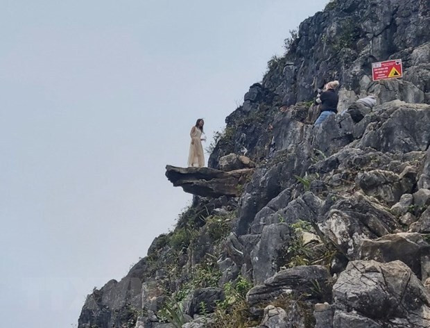 Chụp ảnh ở mỏm đá