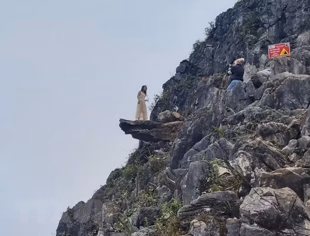 Chụp ảnh ở mỏm đá 