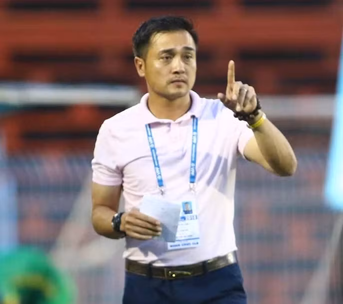 HLV Đức Thắng chê sân Vinh của CLB SLNA