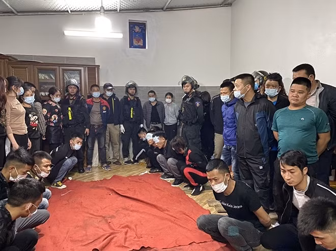 100 cảnh sát tham gia triệt phá sới bạc 