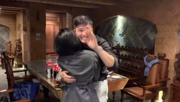 Diễn viên Huỳnh Anh bất ngờ cầu hôn bạn gái hơn 6 tuổi