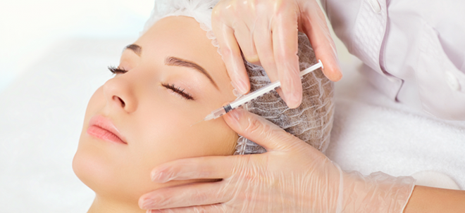 Tiêm botox làm đẹp tại spa, cô gái trẻ ôm mặt đến bệnh viện cầu cứu