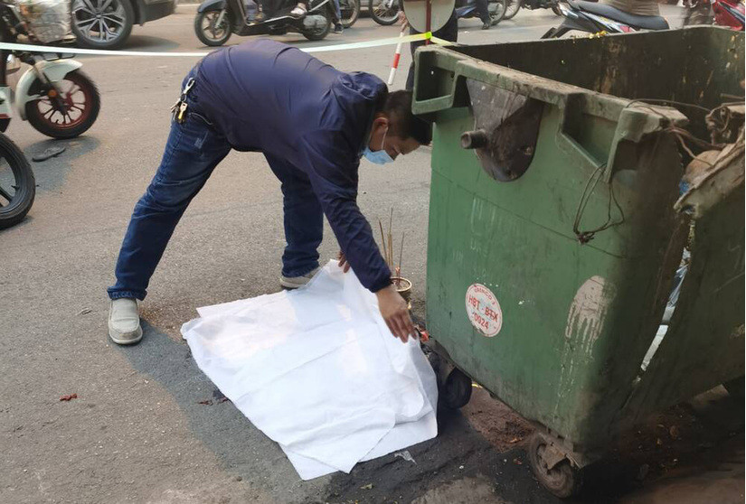 Thai nhi còn nguyên dây rốn bị vứt bỏ cạnh thùng rác, ô tô đi đường đè trúng thương tâm