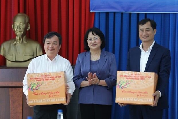 Phó chủ tịch nước thăm hỏi, động viên công nhân nhà máy sữa trong những ngày trước Tết