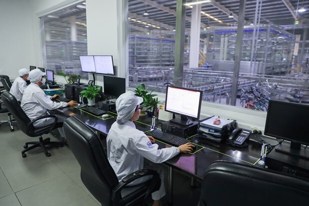 Phó chủ tịch nước thăm hỏi, động viên công nhân nhà máy sữa trong những ngày trước Tết