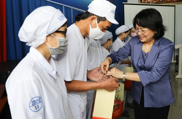 Phó chủ tịch nước thăm hỏi, động viên công nhân nhà máy sữa trong những ngày trước Tết