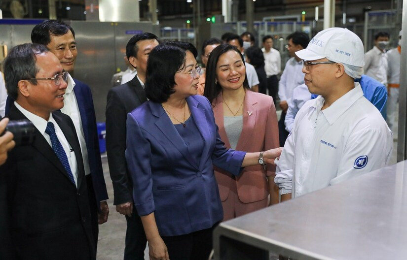 Phó chủ tịch nước thăm hỏi, động viên công nhân nhà máy sữa trong những ngày trước Tết
