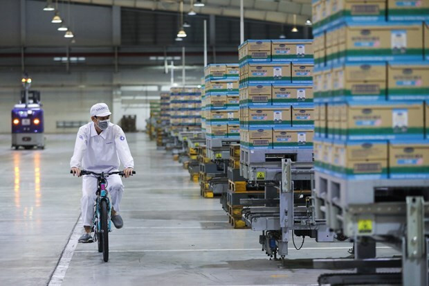 Phó chủ tịch nước thăm hỏi, động viên công nhân nhà máy sữa trong những ngày trước Tết