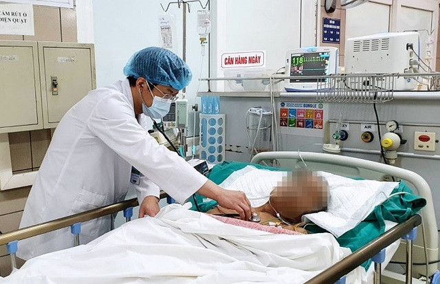 Cụ ông ngộ độc nặng, phải thở máy do uống nhầm tinh dầu quế