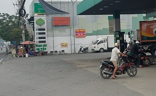 Nhóm đi ô tô nổ súng bắn nhiều phát vào cây xăng ở Sài Gòn