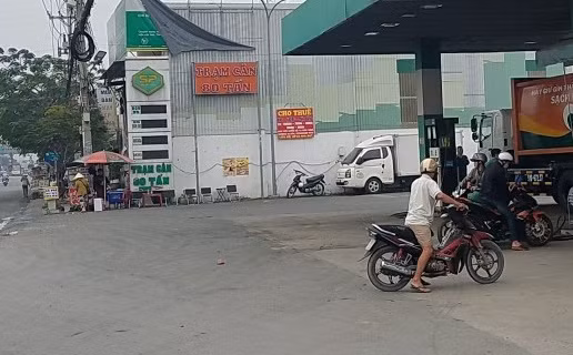 Nhóm đi ô tô nổ súng bắn nhiều phát vào cây xăng ở Sài Gòn