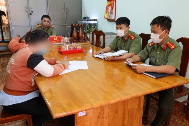 Tung tin người mắc Covid-19 ngáo đá bỏ trốn, nữ công nhân bị xử phạt