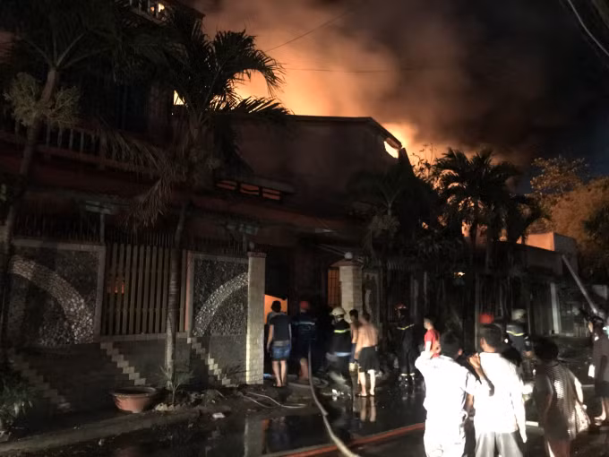 Huy động tổng cộng 150 người, 24 xe chữa cháy vụ cháy ở Hóc Môn