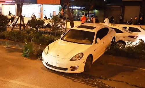 Tài xế bất ngờ đột quỵ khiến ô tô mất lái tông dải phân cách