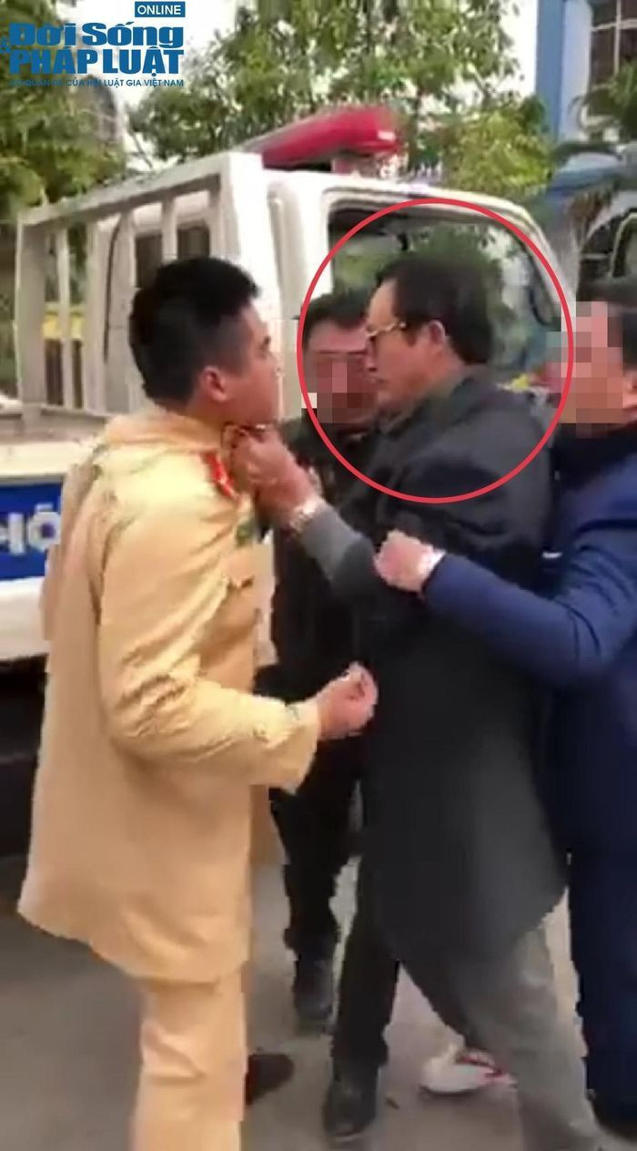 Chi cục trưởng say rượu túm cổ áo CSGT từng muốn nghỉ hưu nhiều lần