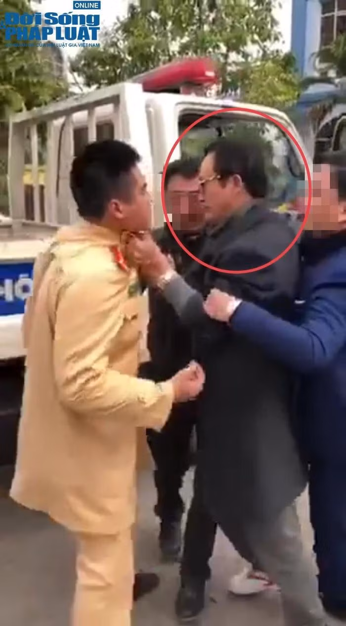 Chi cục trưởng say rượu túm cổ áo CSGT từng muốn nghỉ hưu nhiều lần