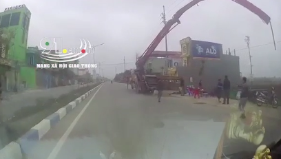 Cần bơm bê tông chạm dây điện phát nổ, tài xế bất tỉnh