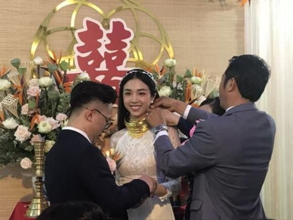Á hậu Thúy An đeo vòng vàng nặng trĩu cổ trong ngày cưới tại Kiên Giang