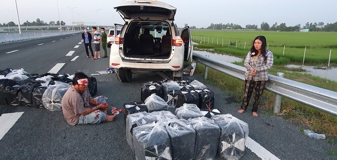 Đôi vợ chồng vận chuyển 14.000 gói thuốc lá lậu, đâm xe vào CSGT
