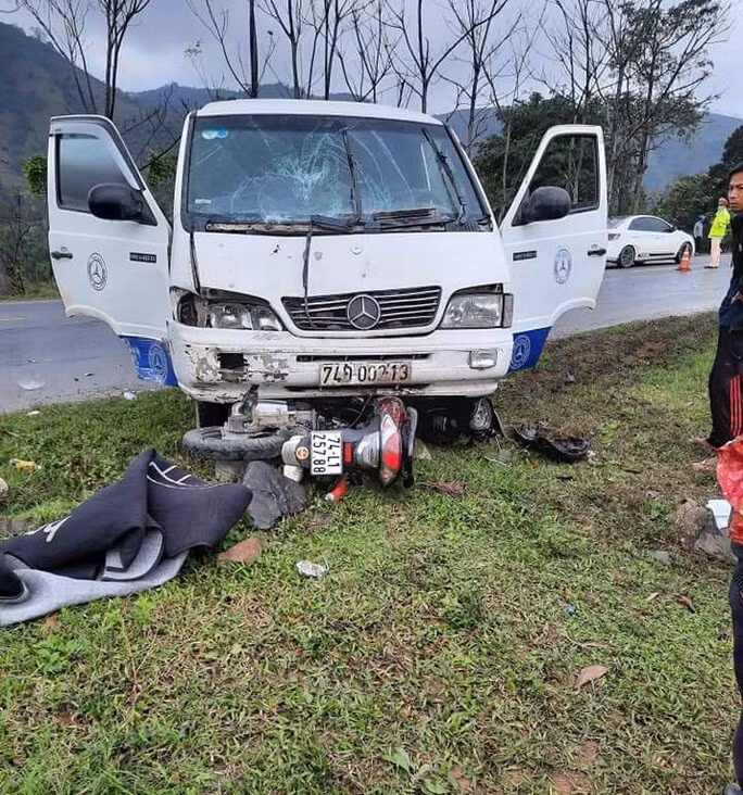 Ô tô cuốn xe máy vào gầm, 1 người phụ nữ tử vong