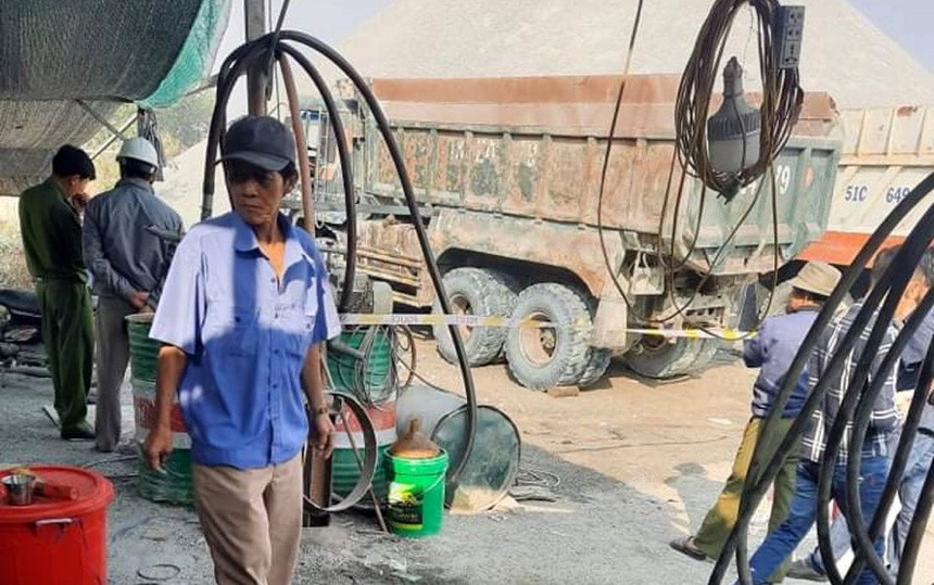 Tài xế đang cho hạ thùng xe ben thì ông chủ ngó đầu vào bị đè chết