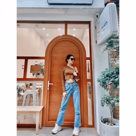 Hậu nghi vấn hẹn hò chồng cũ Lệ Quyên, Cẩm Đan diện đồ ngày càng táo bạo